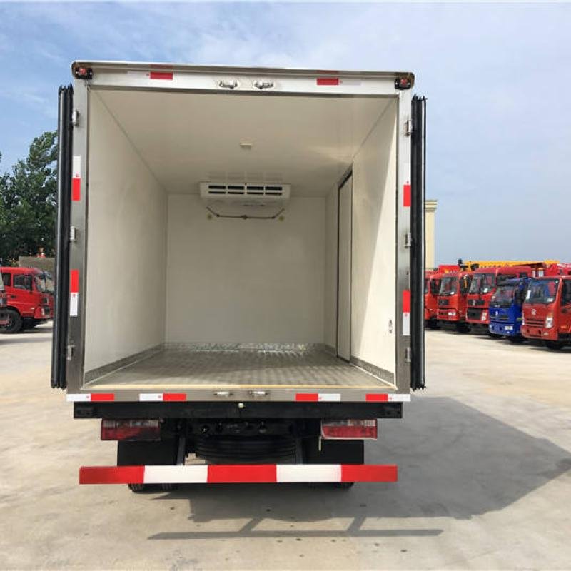 JAC 152HP 4.5T 4x2 Left Hand Drive Refrigerator Truck